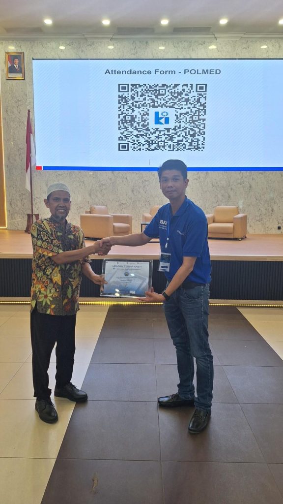 Foto bersama Seketraris Jurusan Teknik Mesin Politeknik Negeri Medan (Polmed)  Bpk. Abdul Razak, M.T Foto bersama Seketraris Jurusan Teknik Mesin Politeknik Negeri Medan (Polmed)  Bpk. Abdul Razak, M.T